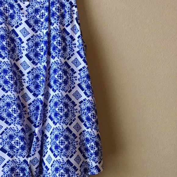 The Limited Blue and White Flowy Pull-Over Top - Picture 5 of 8
